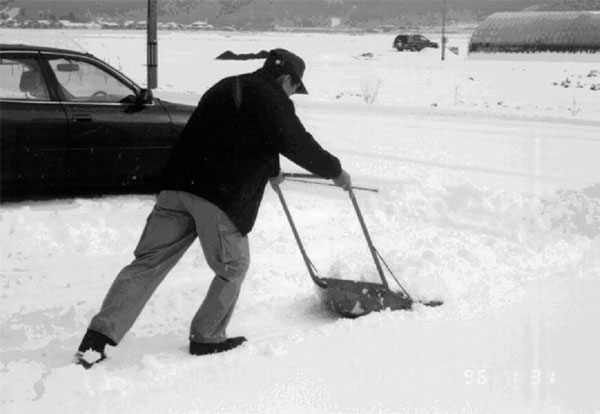 繁忙期には業務改善支援室のメンバーが、雪かきや洗車などを率先しておこない、徐々に販売店の信頼を得ていった。