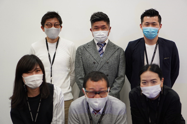 プロジェクトリーダー GLIP戦略営業室 藤田 ひほこ、リテールビジネスG 水野 幹郎、デバイスサービス推進G 吉岡 賢司、LBS推進G 三島 達矢、サービス企画G 青山 隼人、事業改善G 伊藤 智亨、コネクティッド事業管理G 松本 孝惠
